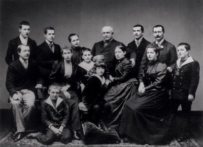 Portrait of a large family from Lyon by French Photographer